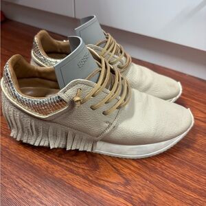 Esseutesse leather fringe sneaker